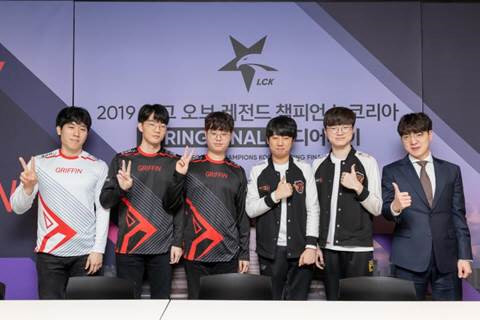 왼쪽부터 김대호 그리핀 감독, 박도현 선수, 최성원 선수, 김동하 SK텔레콤 T1 선수, 이상혁 선수, 김정균 감독이 9일 서울 종로구 '롤파크'에서 진행된 '2019 스무살우리 LCK 스프링 결승전 미디어데이'에 참석해 기념사진을 촬영하고 있는 모습. 라이엇게임즈 제공